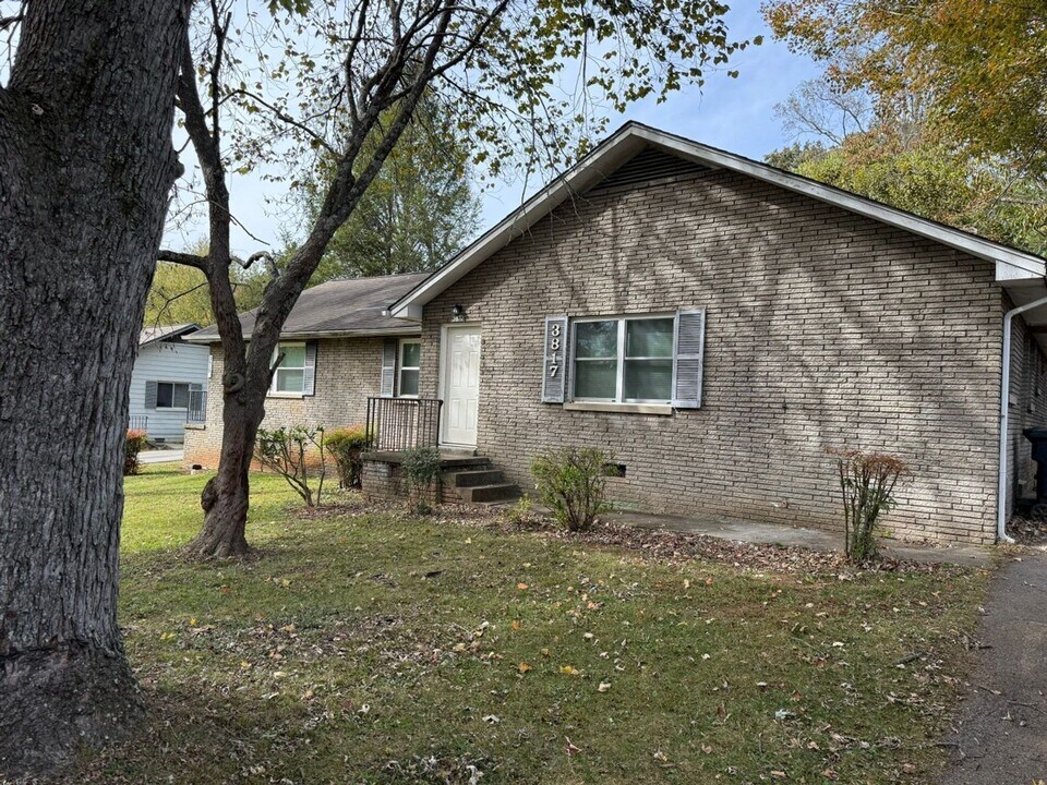 3815 Woodlake Dr in Knoxville, TN - Building Photo
