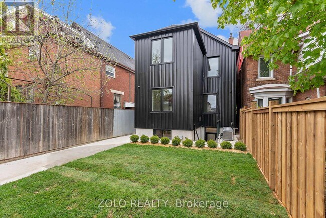 1556 Davenport Rd in Toronto, ON - Building Photo - Building Photo