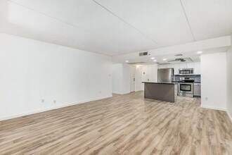 7950 E Camelback Rd in Scottsdale, AZ - Foto de edificio - Building Photo