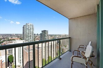 111 W Maple St in Chicago, IL - Building Photo - Building Photo