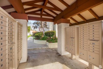 1706 Sinaloa Rd, Unit 211 in Simi Valley, CA - Foto de edificio - Building Photo