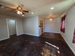 38577 Friendly Ave in Palmdale, CA - Foto de edificio - Building Photo