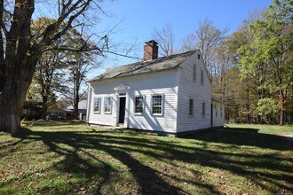 100 Bradford Corner Rd in Woodstock, CT - Foto de edificio - Building Photo