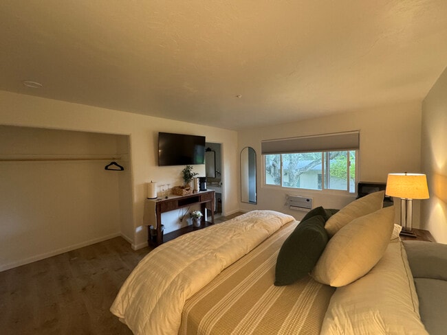 10 Country Club Way in Carmel Valley, CA - Foto de edificio - Building Photo