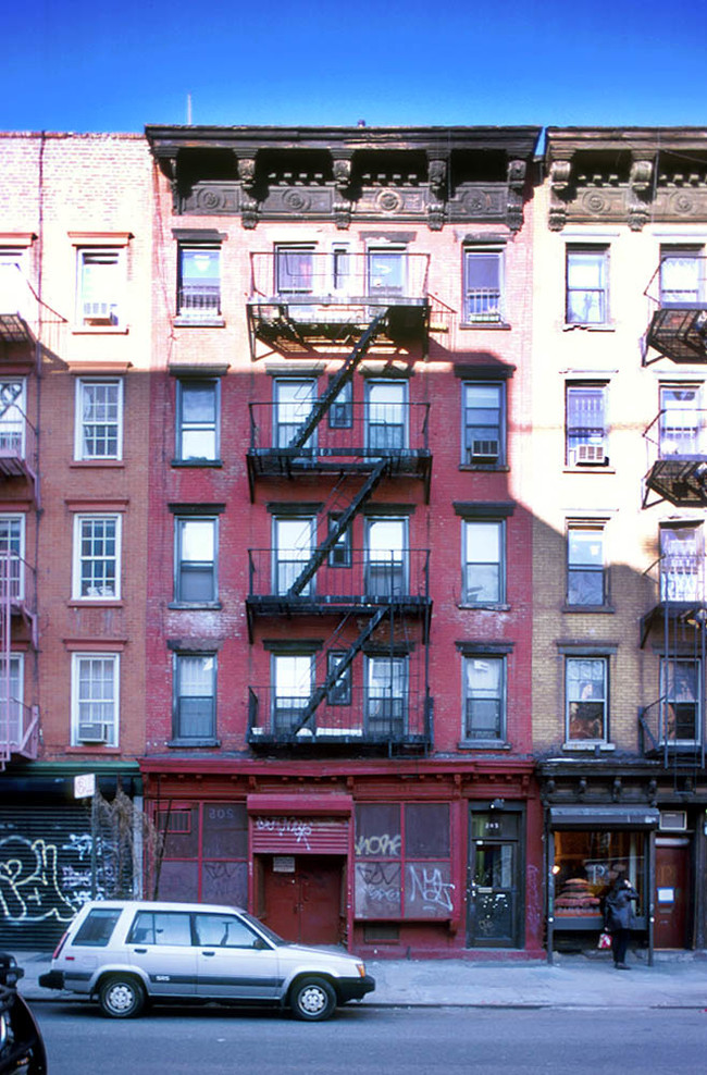 205 E 4th St in New York, NY - Building Photo - Building Photo