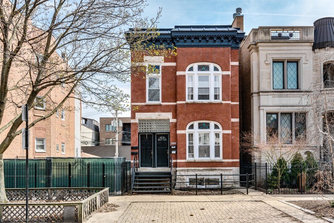2009 W Huron St in Chicago, IL - Building Photo