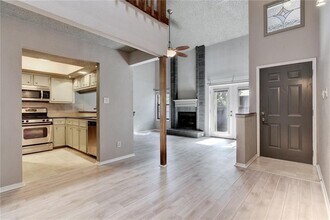 1010 W Rundberg Ln in Austin, TX - Building Photo - Building Photo