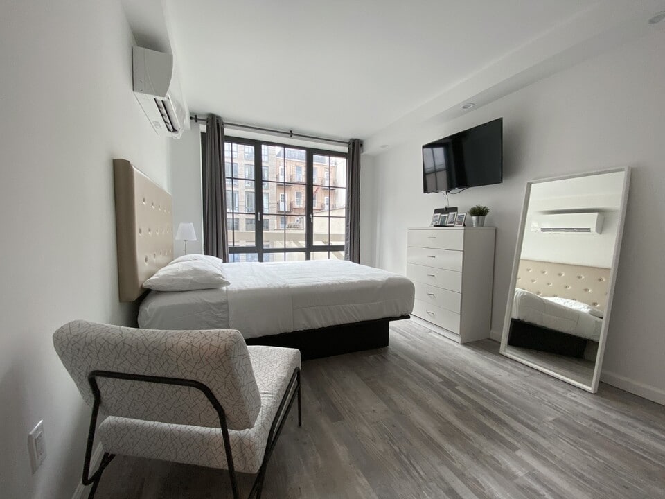 433 W 53rd St in New York, NY - Building Photo
