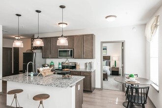 Village at Westland Cove Apartments in Knoxville, TN - Foto de edificio - Building Photo