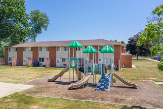 Oakwood Park Apartments in Lorain, OH - Foto de edificio - Building Photo