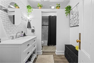 469 Alexander St, Unit 1 in Rochester, NY - Foto de edificio - Building Photo