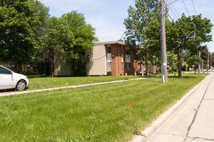 Good Tree Apartments in Milwaukee, WI - Building Photo