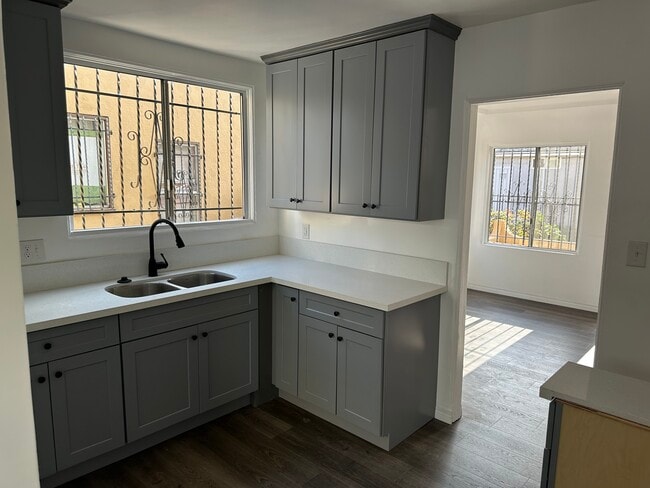 756 1/2 E 79th St in Los Angeles, CA - Building Photo - Building Photo