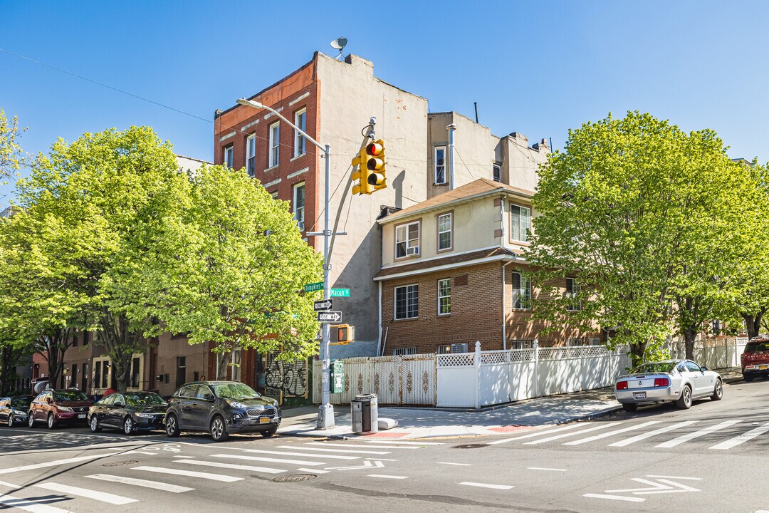 453 Tompkins Ave in Brooklyn, NY - Foto de edificio