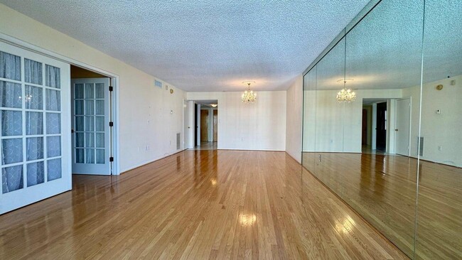 3100 NE 48th St, Unit 908 in Fort Lauderdale, FL - Foto de edificio - Building Photo