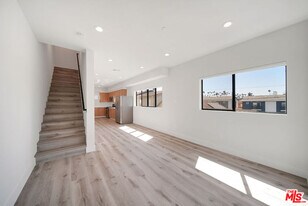 408 1/2 N Kenmore Ave in Los Angeles, CA - Building Photo