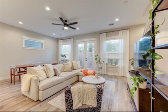 704 Pinemont Dr in Houston, TX - Foto de edificio - Building Photo