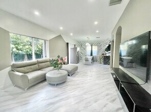 1102 NW 26th St in Miami, FL - Foto de edificio - Building Photo