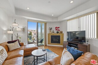 819 S Holt Ave in Los Angeles, CA - Building Photo - Building Photo