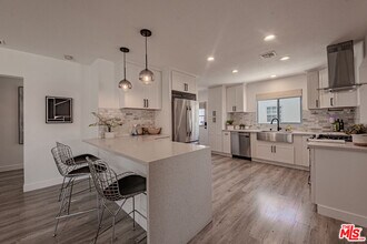 3914 Somerset Dr in Los Angeles, CA - Building Photo - Building Photo