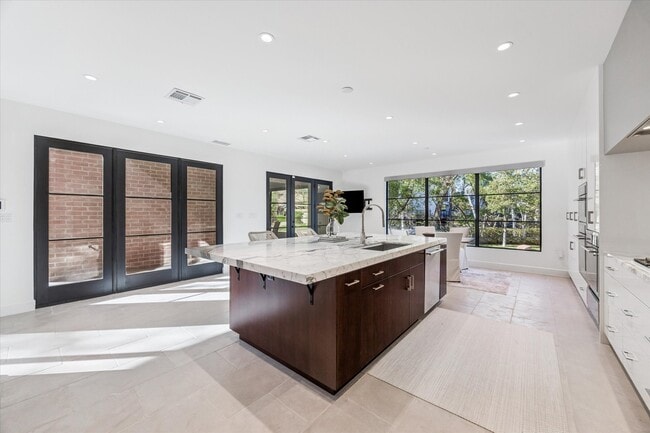 property at 10 S Briar Hollow Ln