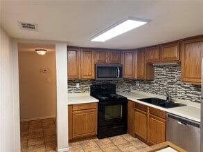 7627 Dolonita Dr in Tampa, FL - Building Photo - Building Photo