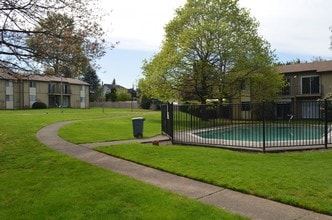 Walnut Grove Apartments in Portland, OR - Building Photo - Building Photo