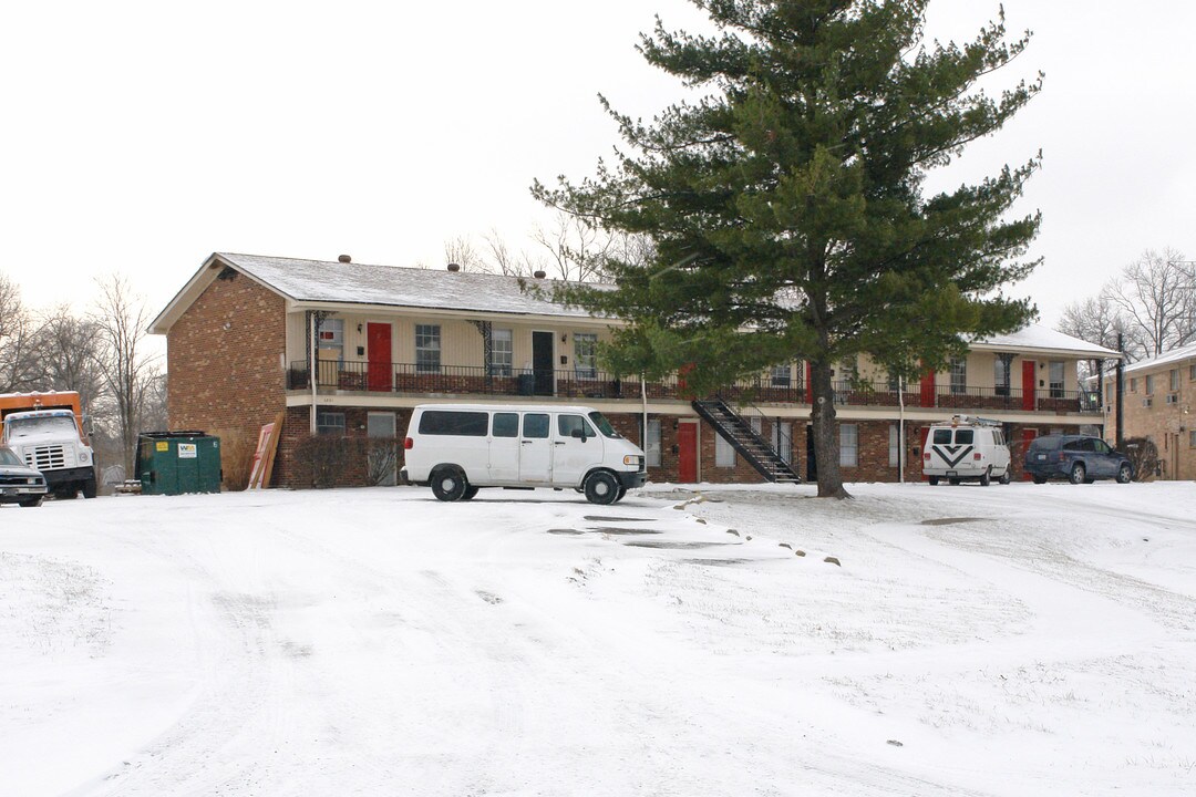 4901 Saddlebrook Ct in Louisville, KY - Foto de edificio