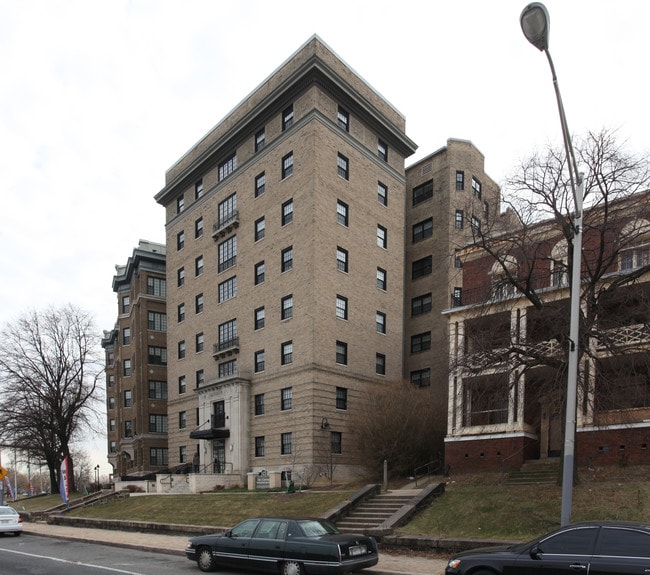 The Chateau in Baltimore, MD - Building Photo - Building Photo