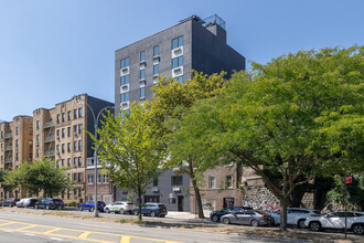 3187 Grand Concourse in Bronx, NY - Foto de edificio - Building Photo