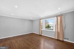 9125 Donna Dean Dr in Springfield, VA - Building Photo