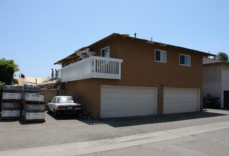 16621 Bartlett Ln in Huntington Beach, CA - Building Photo - Building Photo