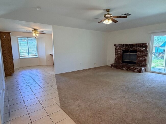 22120 McCarthy Dr in Tehachapi, CA - Building Photo - Building Photo