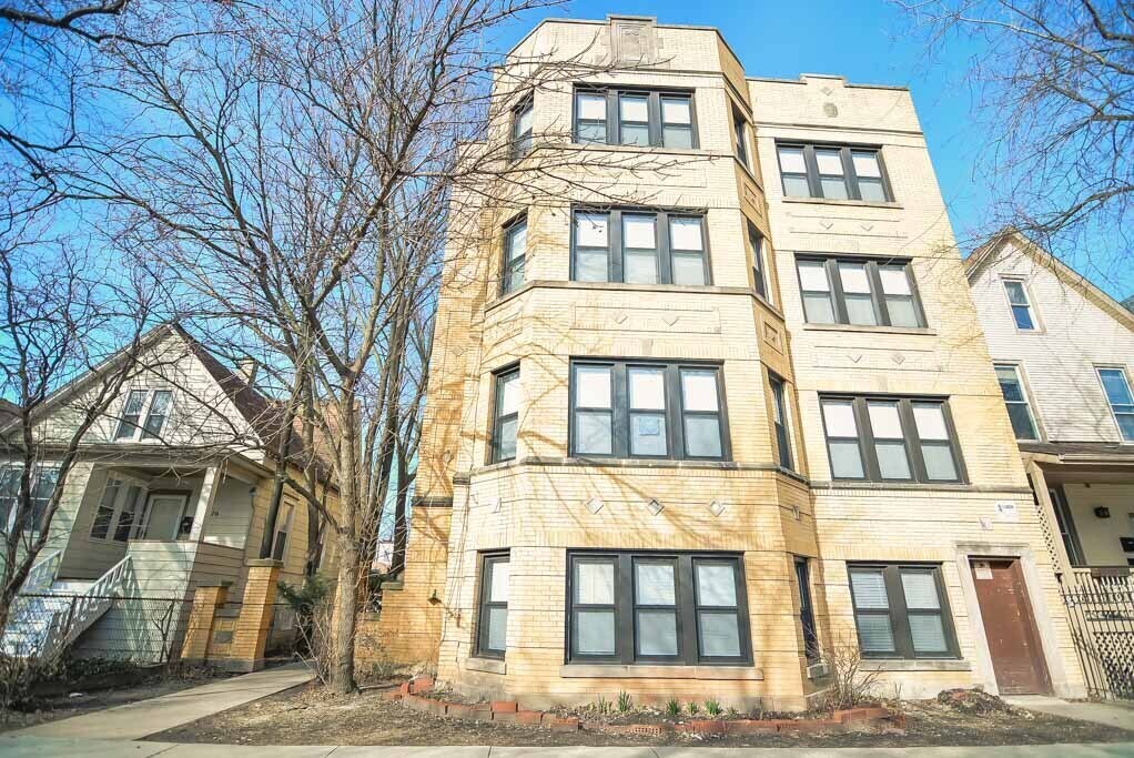 2240 N Sawyer Ave, Unit M331 in Chicago, IL - Foto de edificio