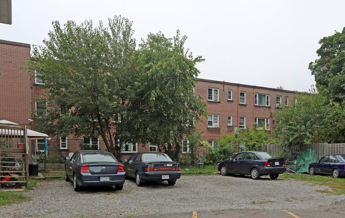 Burbank Place Apartments in Hamilton, ON - Building Photo