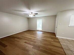 130 Oyster Creek Dr in Lake Jackson, TX - Building Photo - Building Photo