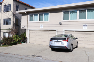 2633 Ivy Dr in Oakland, CA - Building Photo - Building Photo