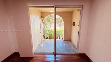 2516 Centergate Dr in Miramar, FL - Building Photo - Building Photo