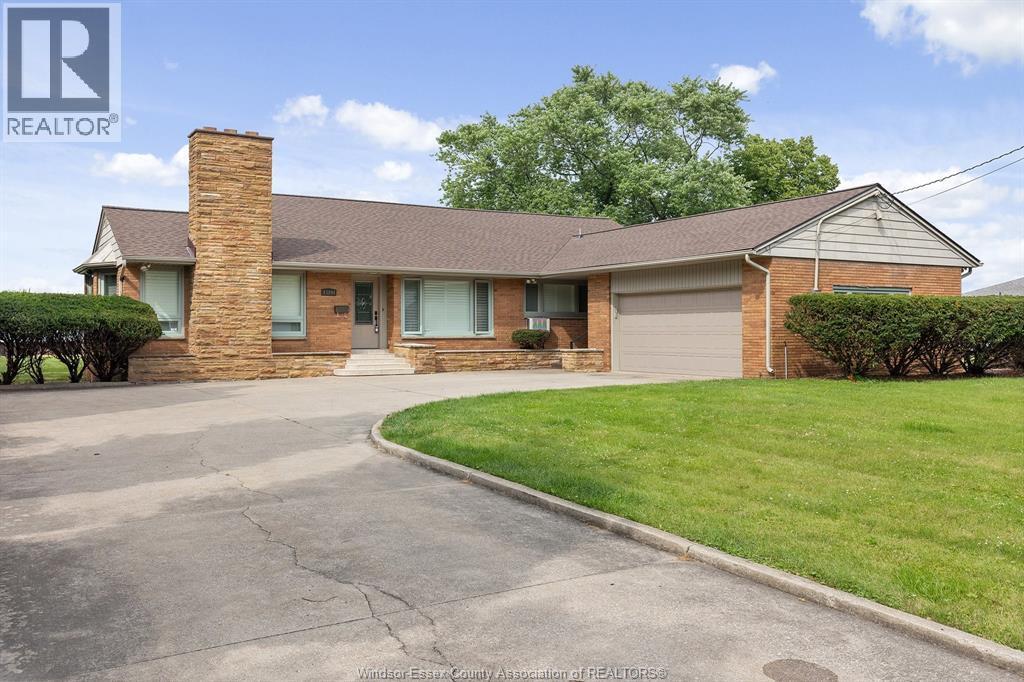 13994 Riverside Dr E in Tecumseh, ON - Building Photo