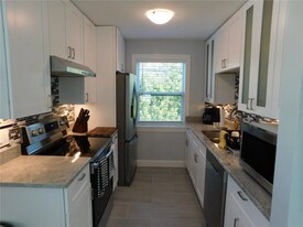 5005.5 5th Ave S in Gulfport, FL - Building Photo