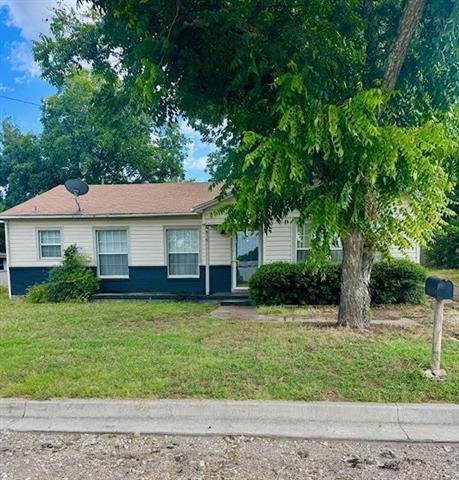 519 Richardson St in Jacksboro, TX - Building Photo