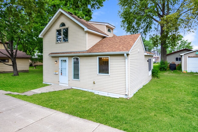 123 4th Ave E in Shakopee, MN - Foto de edificio - Building Photo