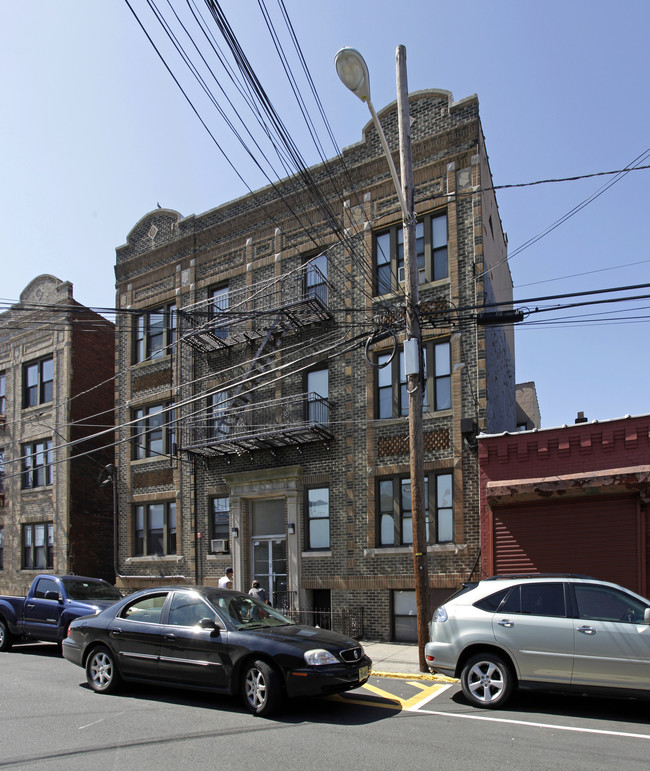 6017 Van Buren Pl in West New York, NJ - Foto de edificio - Building Photo