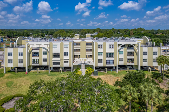 Racquet Club Northeast Condominiums in St. Petersburg, FL - Building Photo - Building Photo