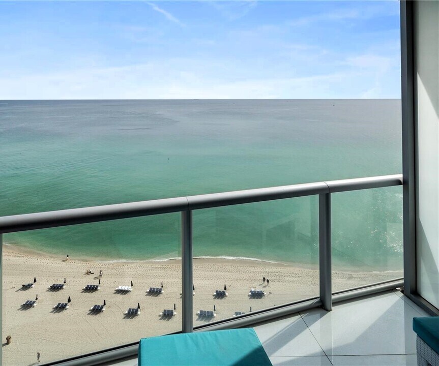 17121 Collins Ave, Unit 1703 in Sunny Isles Beach, FL - Foto de edificio