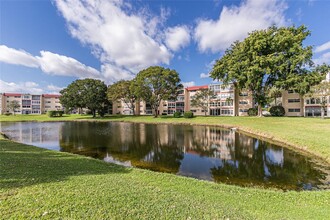 1030 Country Club Dr in Margate, FL - Building Photo - Building Photo