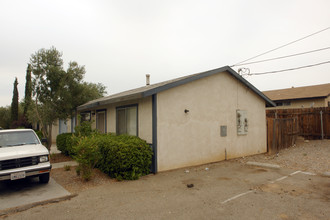 15776 Sequoia Ave in Hesperia, CA - Foto de edificio - Building Photo