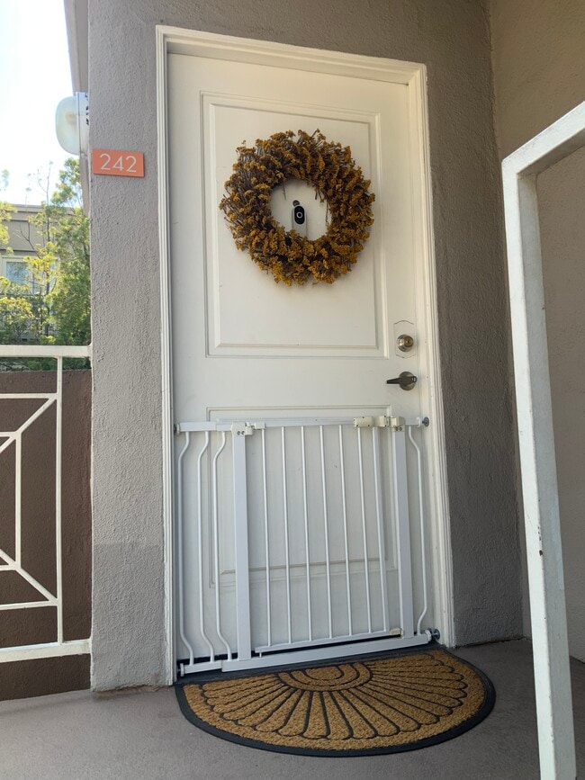 355 N Maple St, Unit 242 in Burbank, CA - Foto de edificio - Building Photo