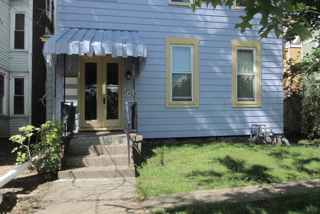 429 Kelly Ave, Unit 2 in Pittsburgh, PA - Foto de edificio - Building Photo