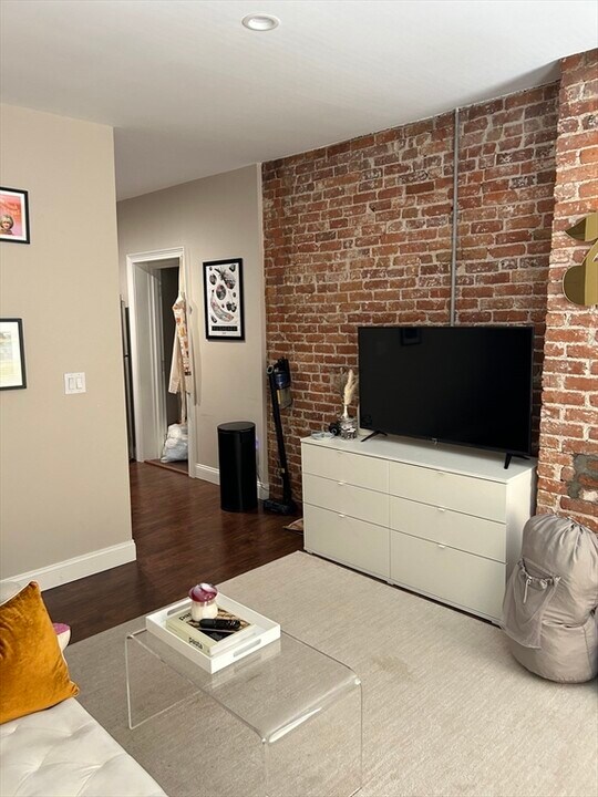 284 E 8th St, Unit #3 in Boston, MA - Building Photo